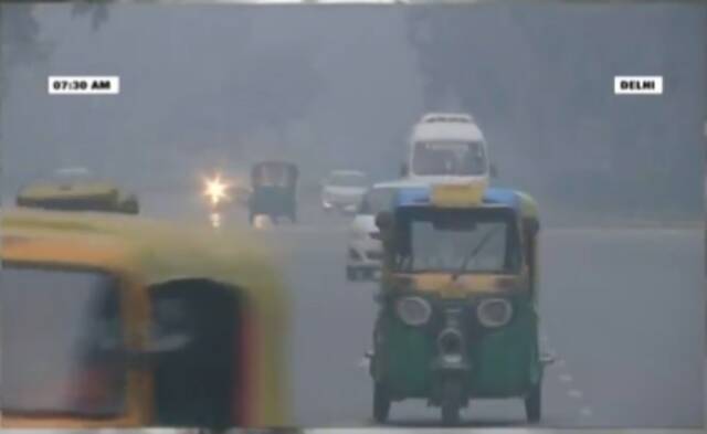 (印度德里地区街头画面，图源：印度媒体视频截图)