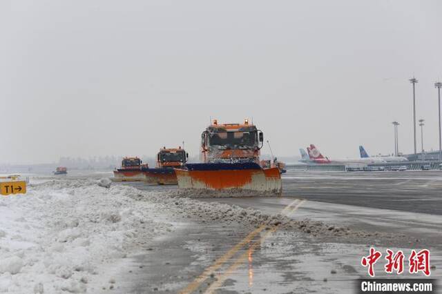 除雪车清扫机场跑道。哈尔滨机场提供