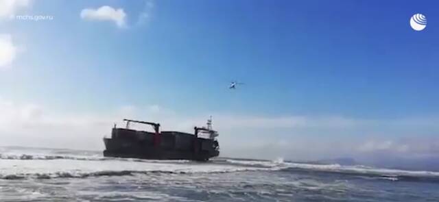 俄紧急情况部直升机飞抵滨海边疆区搁浅船只。图源俄新社