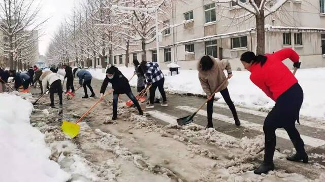 “走，扫雪去！”