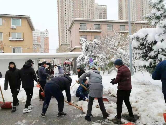 “走，扫雪去！”