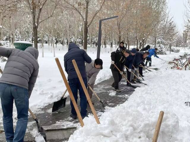 “走，扫雪去！”