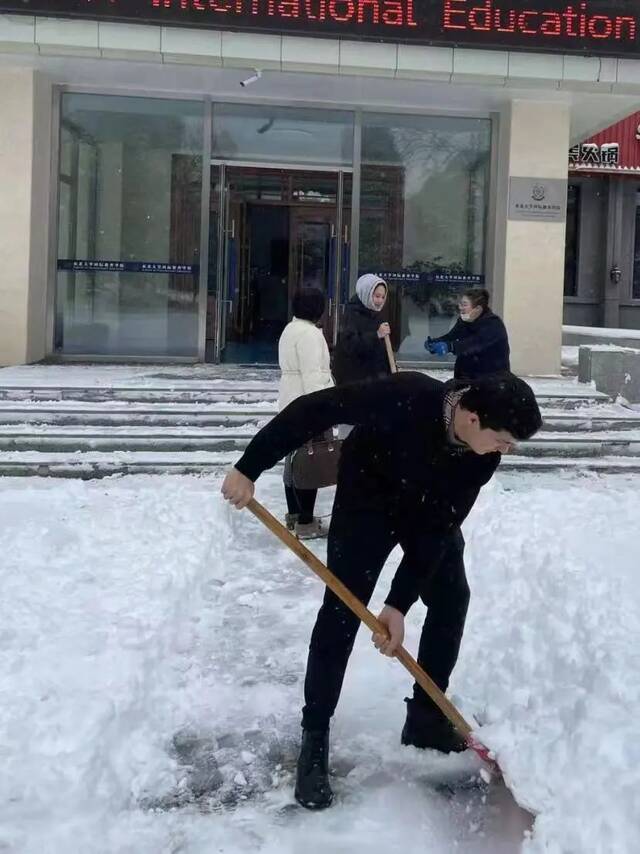 “走，扫雪去！”