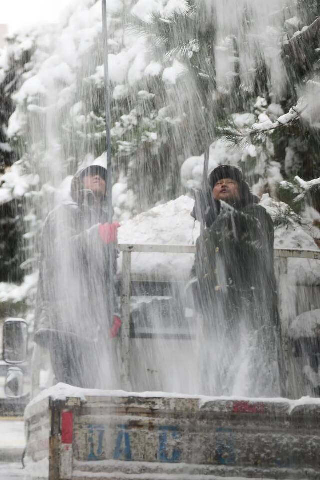 “走，扫雪去！”