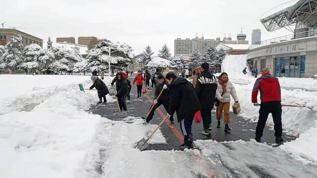 “走，扫雪去！”