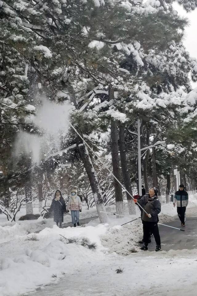 “走，扫雪去！”