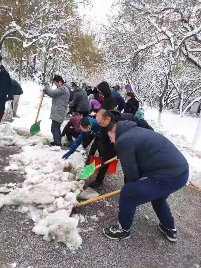 “走，扫雪去！”