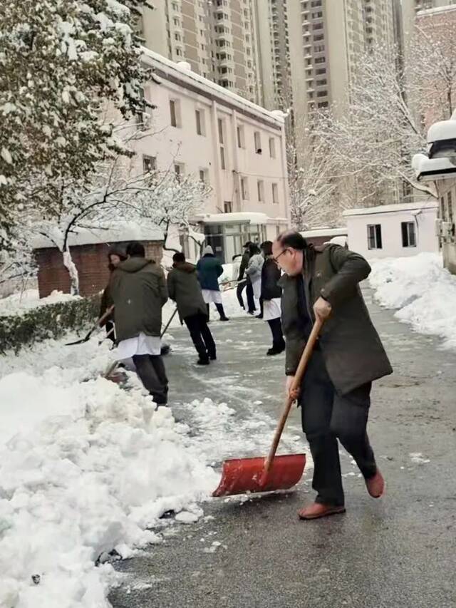 “走，扫雪去！”
