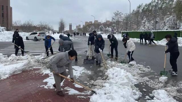 “走，扫雪去！”