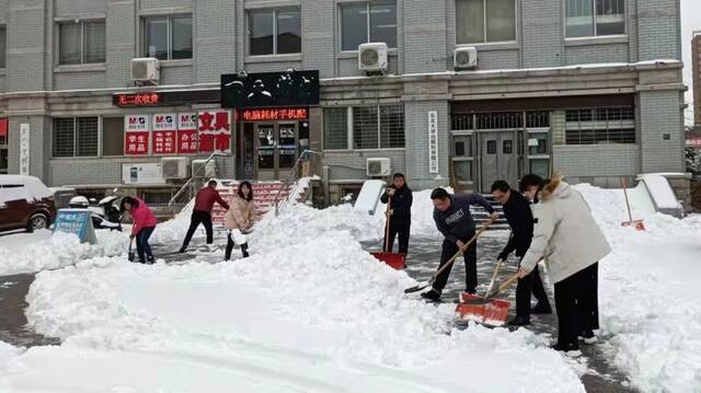 “走，扫雪去！”