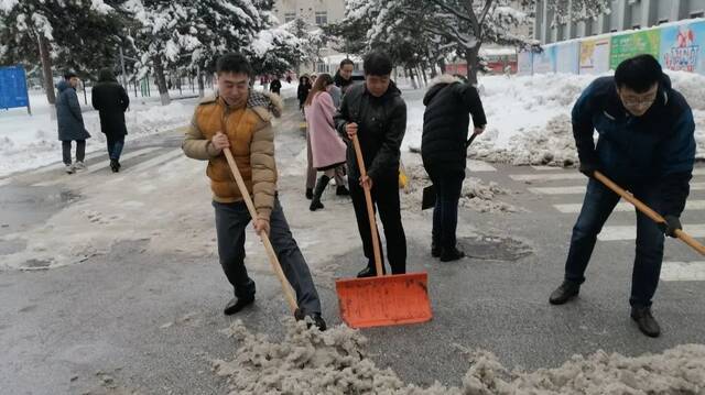 “走，扫雪去！”