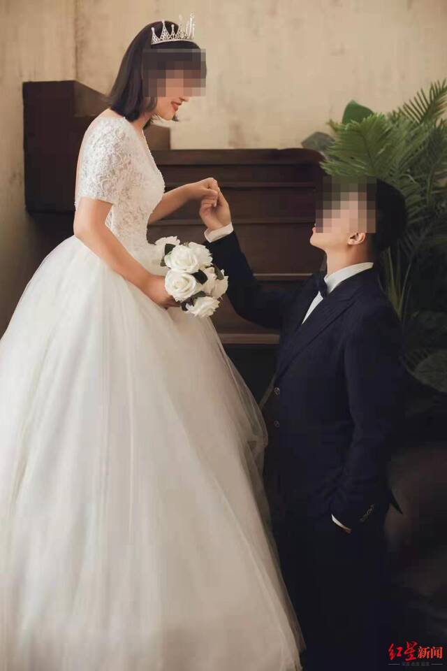 李先生和妻子的结婚照