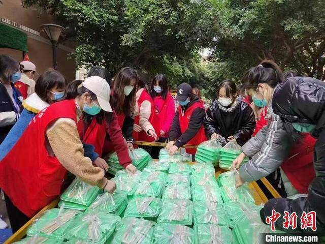 志愿者们分发盒饭。成都理工大学供图