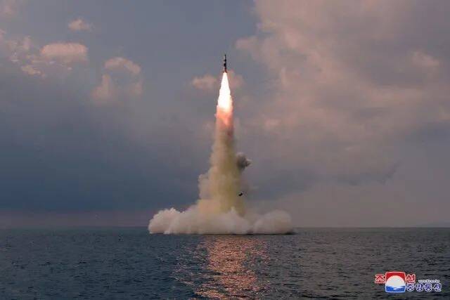 朝鲜试射潜射弹道导弹。图源：朝中社