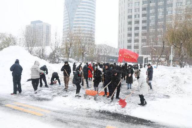 市纪委监委党员干部在包联路段清雪