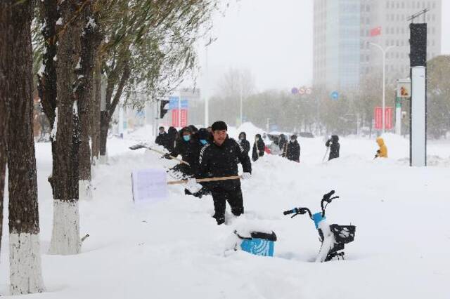 市纪委监委党员干部在包联路段清雪