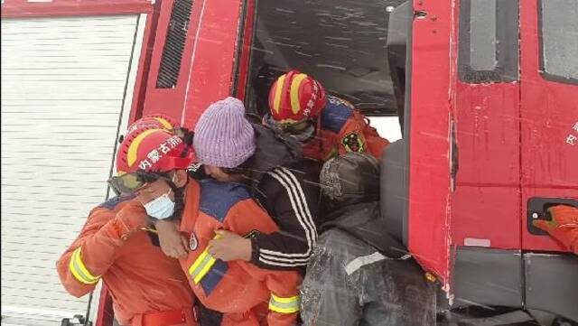 市消防救援支队救助受困人员