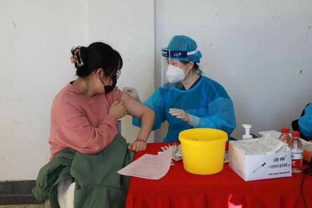 现场直击！北京信息科技大学组织开展新冠疫苗加强针接种