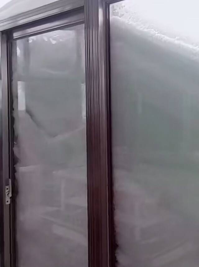 11月9日，科尔沁区红星街道帮统村的张淑君发现屋子的门窗全部被积雪封住，从屋内无法将门推开。受访者供图