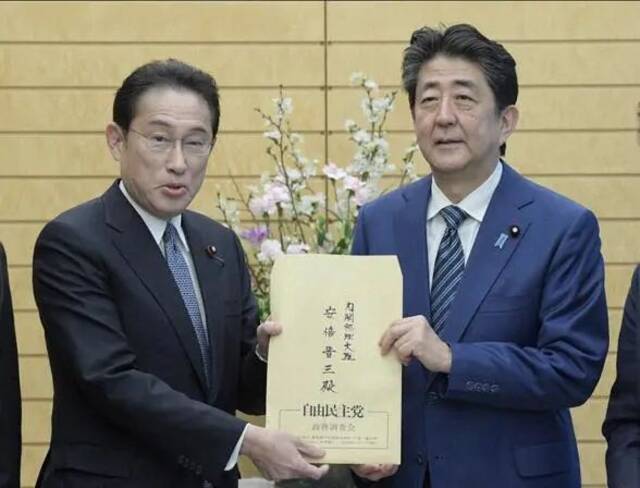时任自民党政调会长岸田文雄（左）与时任日本首相安倍晋三（日媒2020年3月摄）