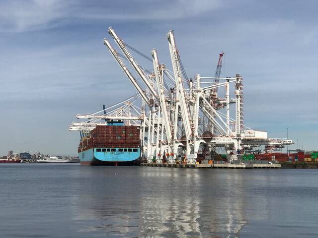 巴尔的摩港发布的背景图，放大后可见“上海振华”