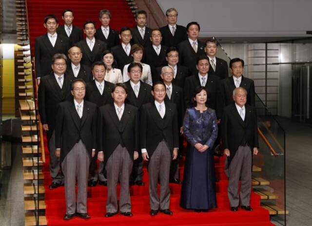 11月10日，日本首相岸田文雄（前排中）在东京的首相官邸率阁僚合影。新华社发