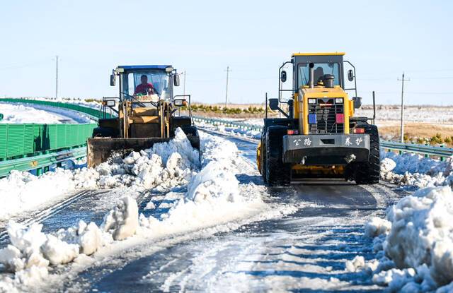 ↑11月10日，在内蒙古赤峰市303国道上，作业车辆清理积雪。