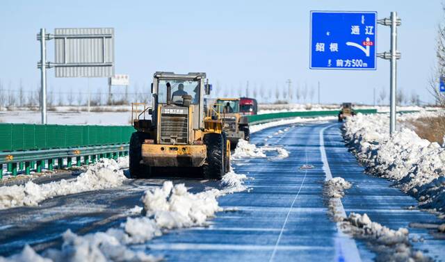 ↑11月10日，在内蒙古赤峰市303国道上，作业车辆清理积雪。