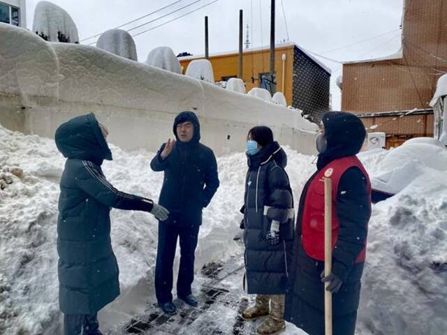 浴“雪”奋战，一线监督。通辽市科尔沁区纪委监委领导班子成员深入团结街道，现场督导清雪除冰工作。（内蒙古通辽市科尔沁区纪委监委孙建摄）