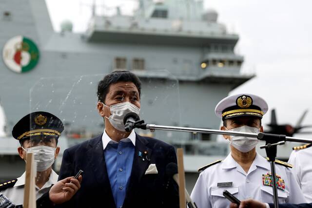 日本防卫大臣岸信夫参观英国皇家海军“伊丽莎白女王”号航空母舰，图源：澎湃影像。