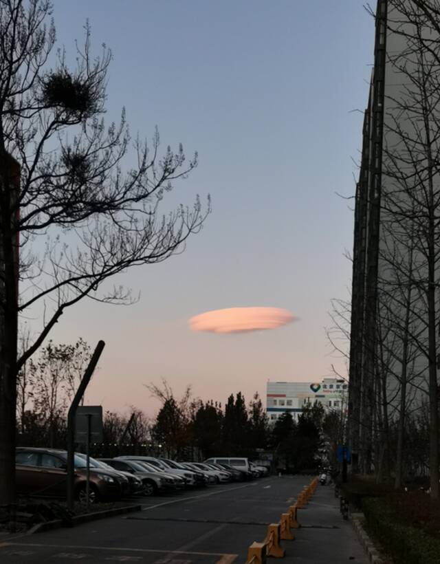 出现玫瑰色荚状云！今晨北京天气寒冷 朝霞满天