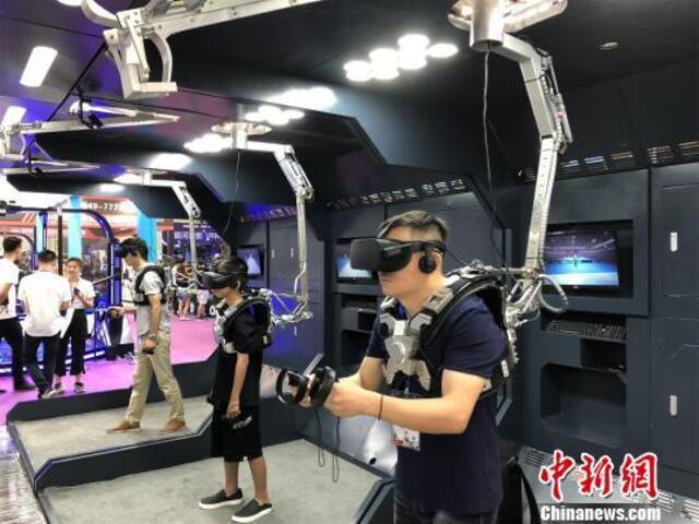 资料图：游客体验VR技术梁婷摄