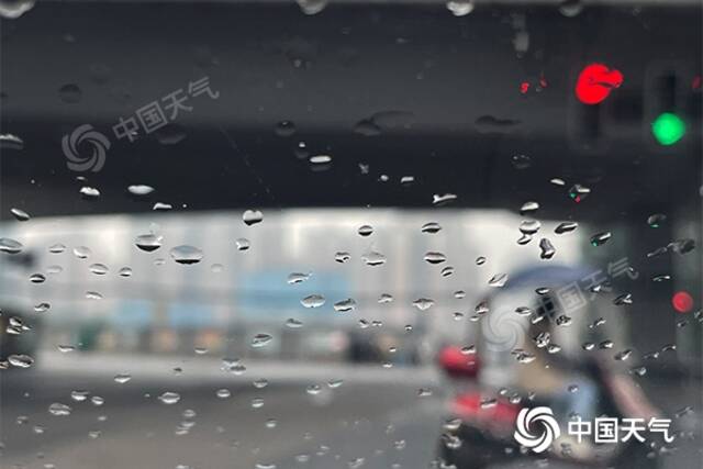 重庆昨日出现降雨。（图/刘双娥）