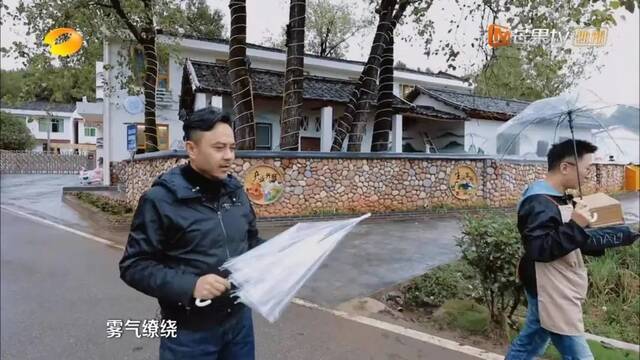 节目中吐槽透明伞“太娘了”，主持人汪涵引争议