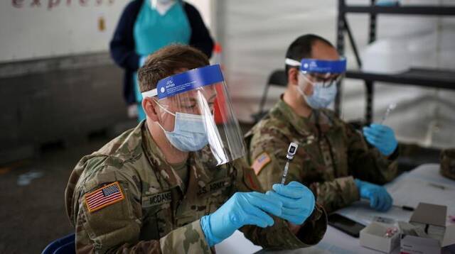 美国佛罗里达州迈阿密，美军士兵准备为当地民众接种疫苗