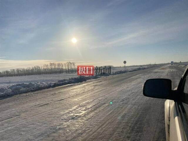 吉尔嘎朗镇去村里的路面结冰