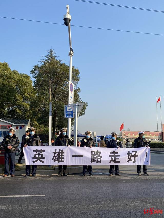 群众自发送别为救轻生女子坠楼的消防英雄陈建军