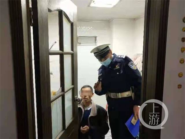 独居女子在家洗澡，卫生间门坏掉被困13小时……