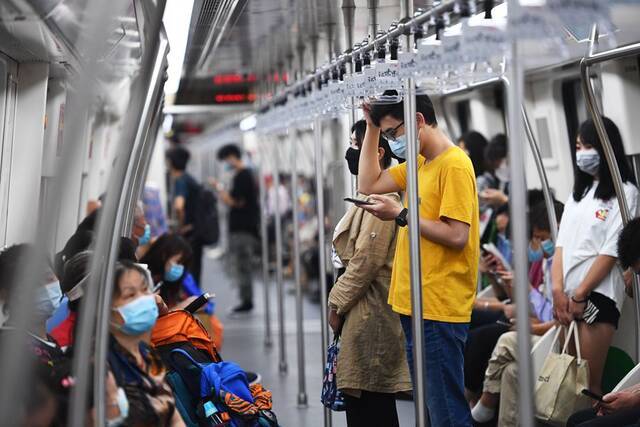 这是9月15日拍摄的郑州地铁5号线上的乘客。新华社记者张浩然摄