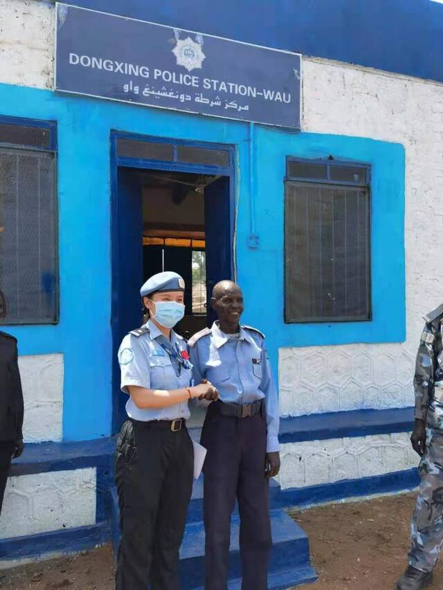 中国维和警察同南苏丹警察在修葺一新的“东兴派出所”前留影。（受访者供图）
