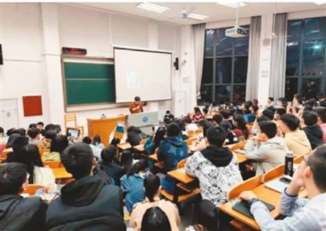 十月十七日，武汉大学一场名为《恋爱心理学》的讲座吸引了众多学生。图片来源：武汉大学微信公众号