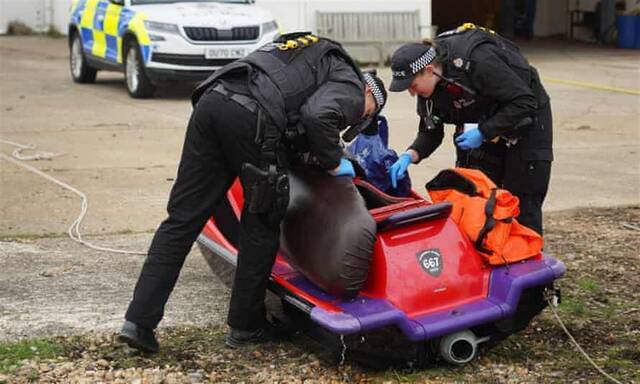 英国搜救队检查移民过境使用的水上摩托，图片来源：卫报