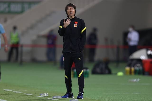 11月16日，中国队主教练李铁在场边指挥。新华社发
