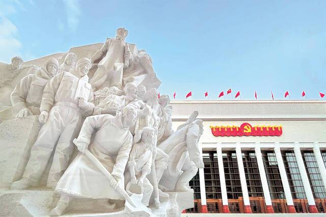 图为矗立在中国共产党历史展览馆西侧广场上的大型群像雕塑《攻坚》。(图片来源：人民视觉)