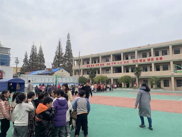 地震后盐城一小学师生3分09秒完成疏散，校长：每月都演练