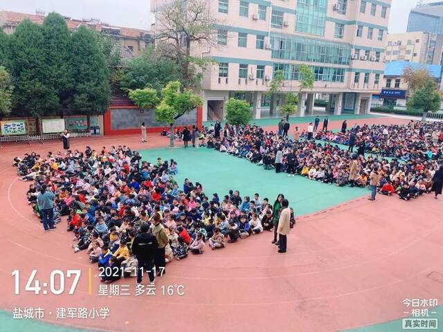 地震后盐城一小学师生3分09秒完成疏散，校长：每月都演练