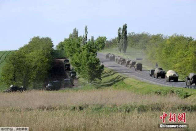 资料图：当地时间2015年5月24日，俄罗斯罗斯托夫，数十辆军事车辆抵达俄罗斯乌克兰边境地区。