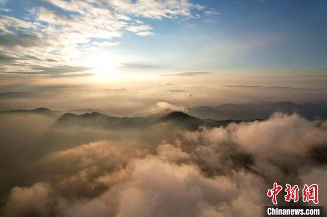 夕阳下的大芹山云海，美不胜收。王东明摄