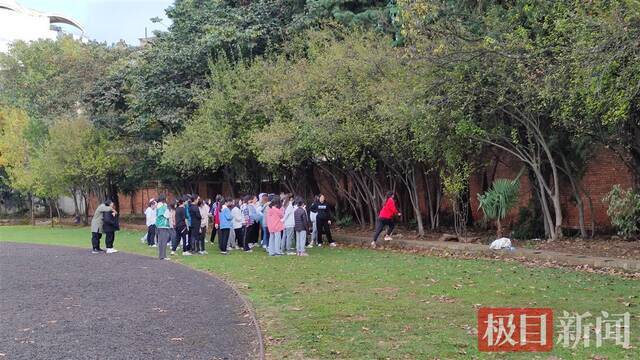 操场边休息的女生（极目新闻记者李贤诚摄）