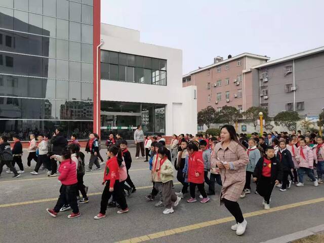 地震来了，49岁的她背起腿伤学生就往外跑......